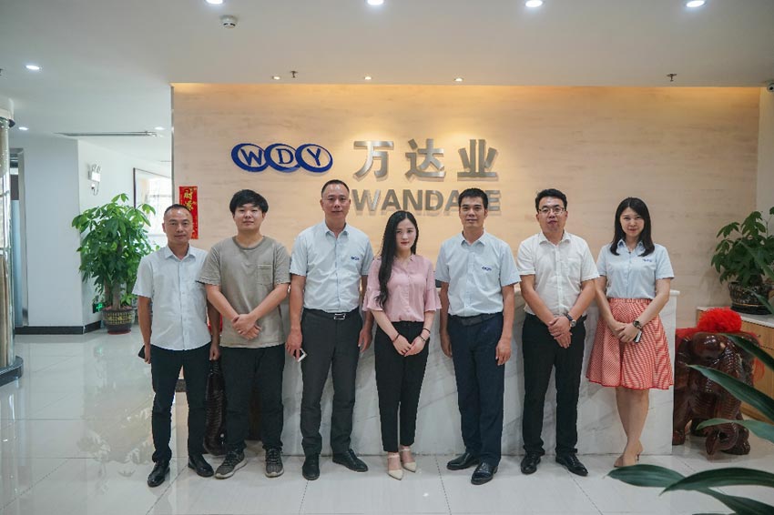 麻豆视频下载与《品质》栏目组合影留念